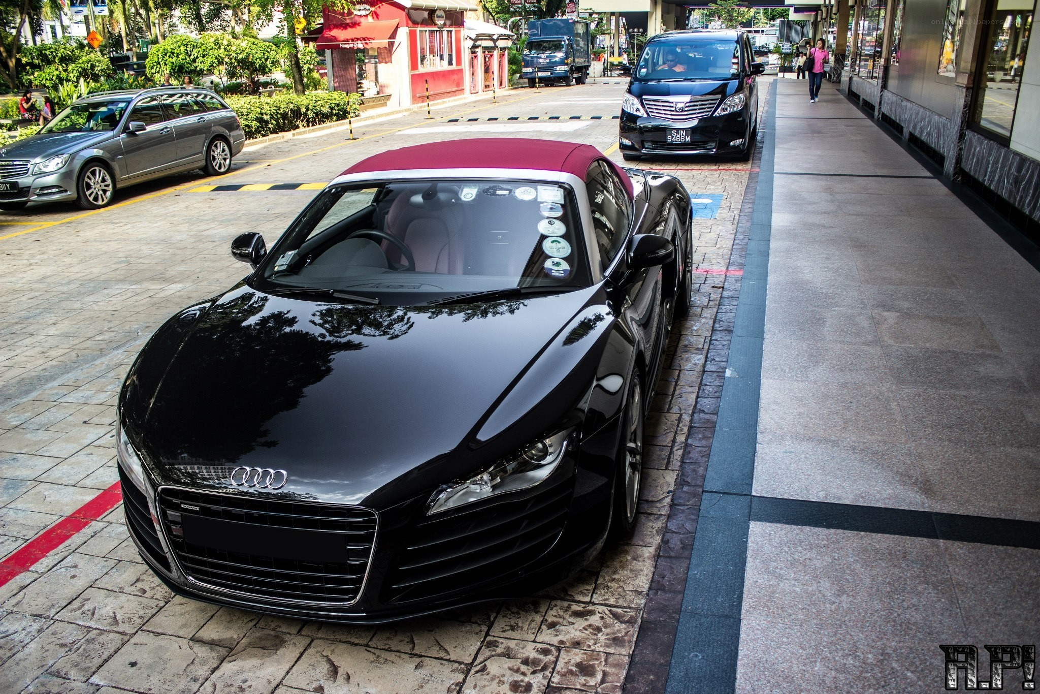 Black Audi R8 with red roof