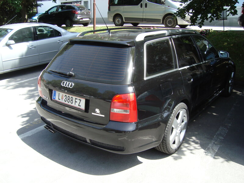 Black Audi RS4 station wagon