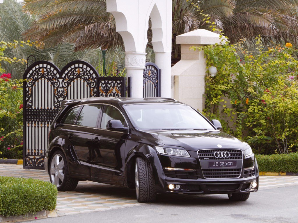 Black Audi station wagon