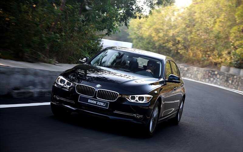 Black BMW 328Li — Dynamic