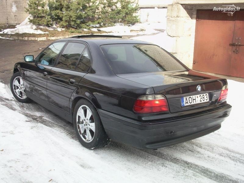 Black BMW 7-series — Cold