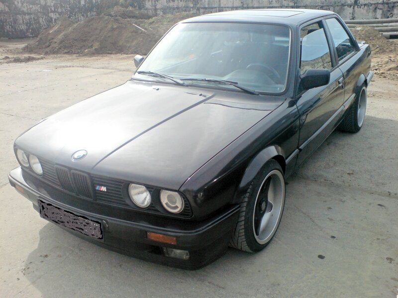Black Bmw E30 Coupe — Neutral