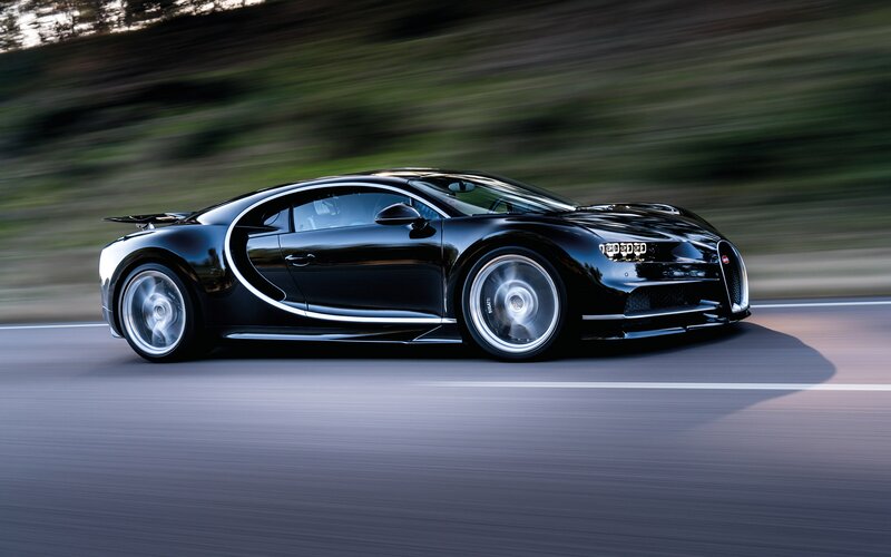 Black Bugatti Chiron — Dynamic