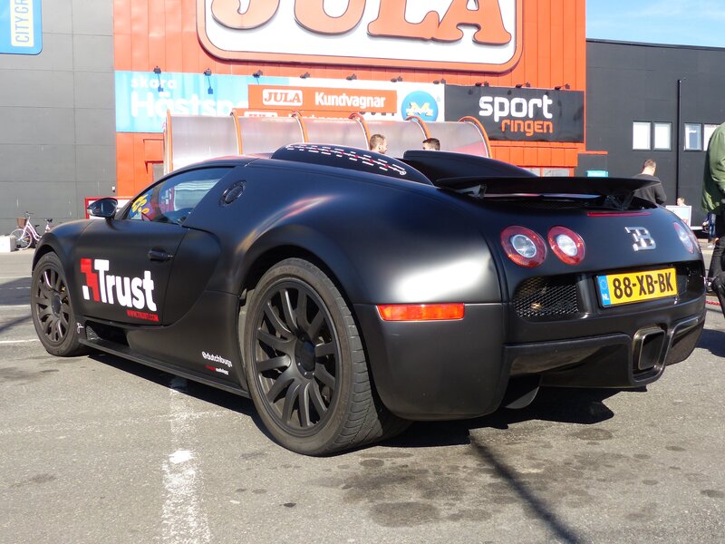 Black Bugatti Veyron — Outdoor