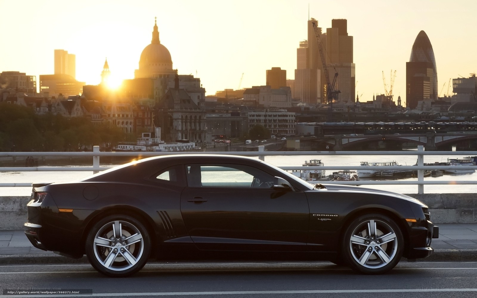 Black Camaro on London Bridge