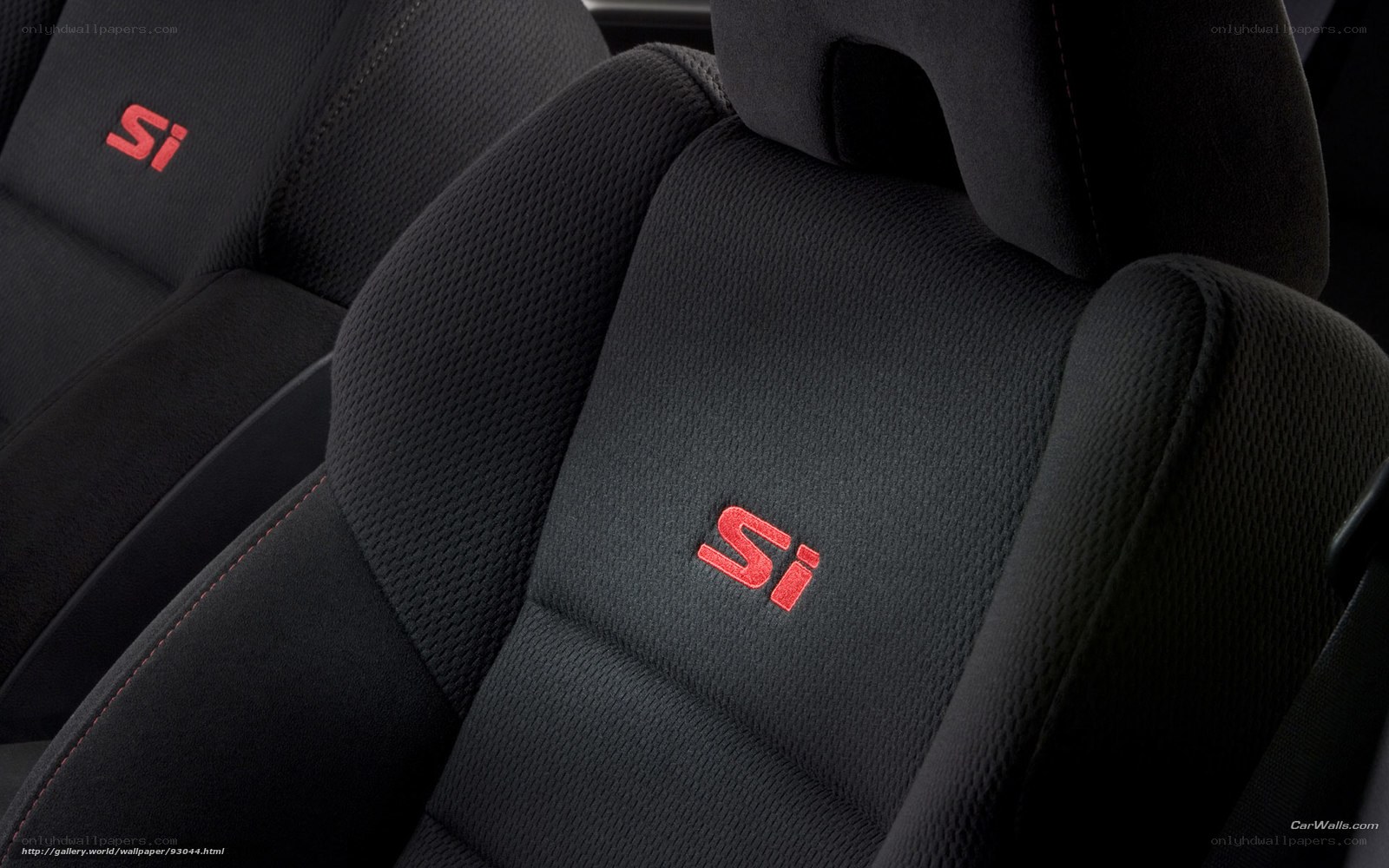 black car seats with si logo