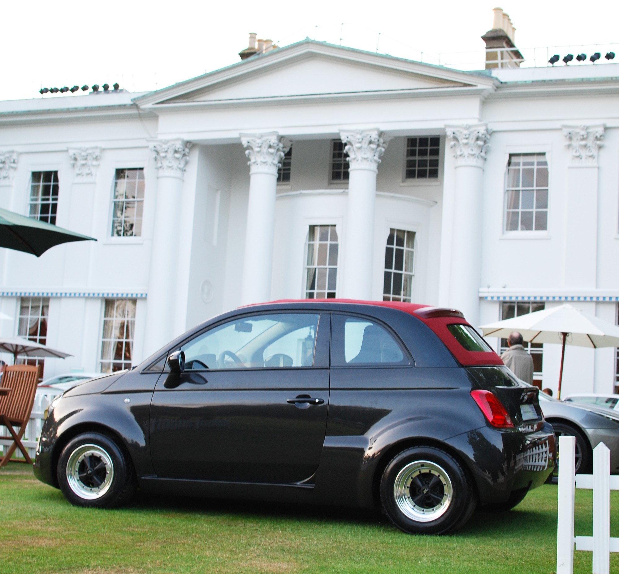 Black car with red roof