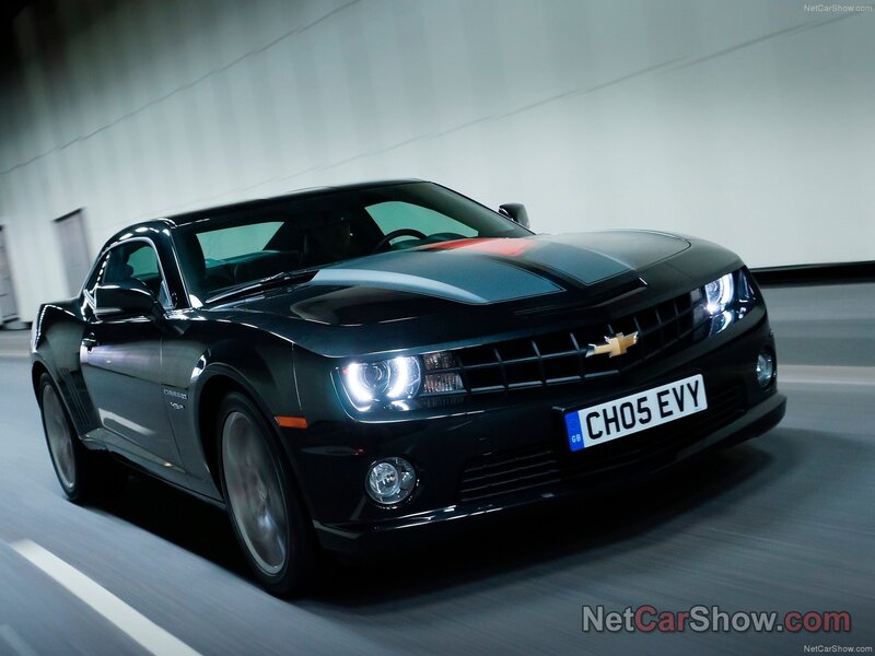 Black Chevrolet Camaro — Dynamic