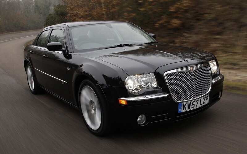 Black Chrysler 300 — Dynamic