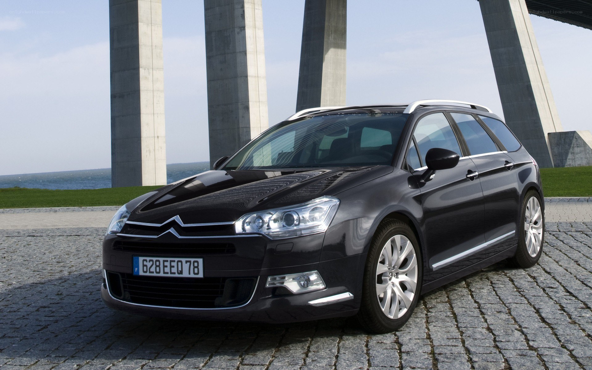 Black Citroën C5 station wagon