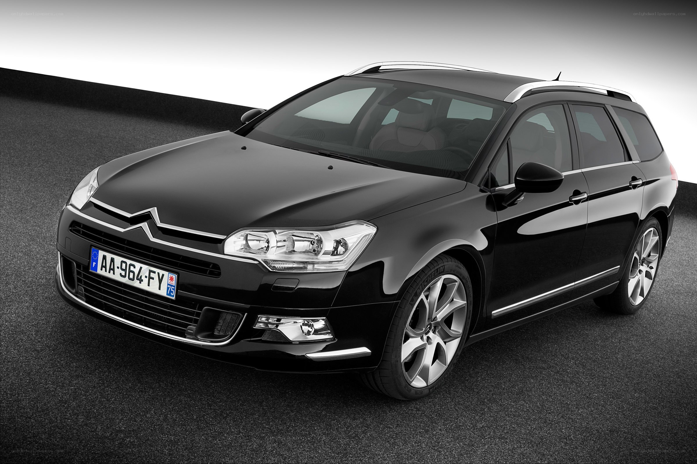 black citroen c5 station wagon