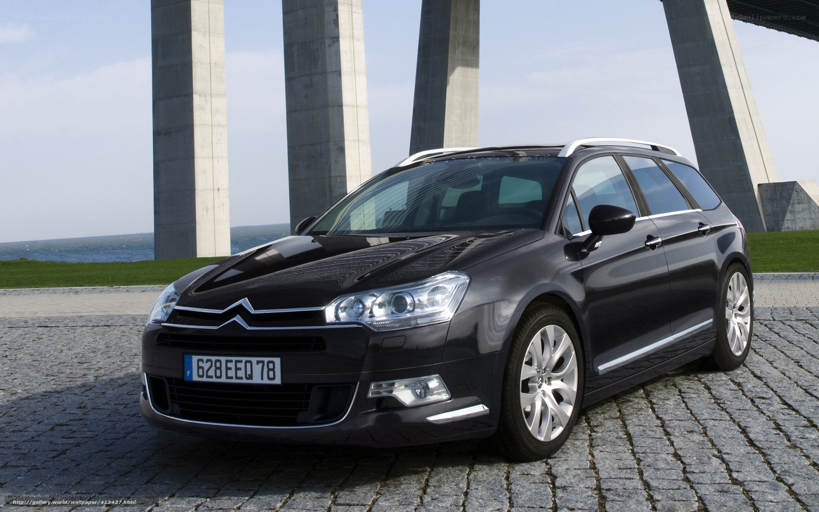 Black Citroen C5 station wagon