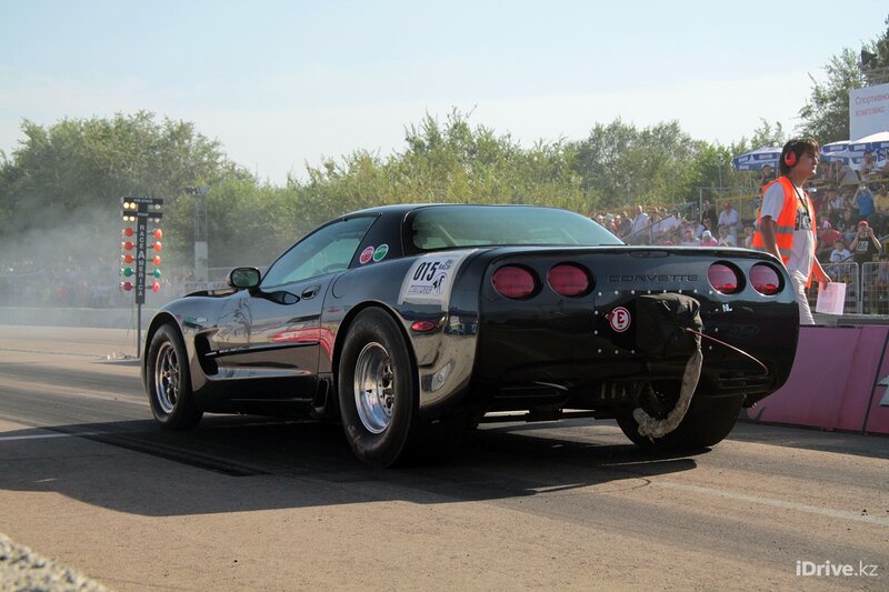 Black Corvette drag race