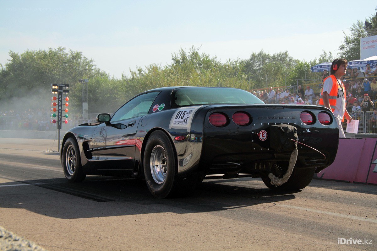 Black Corvette drag race