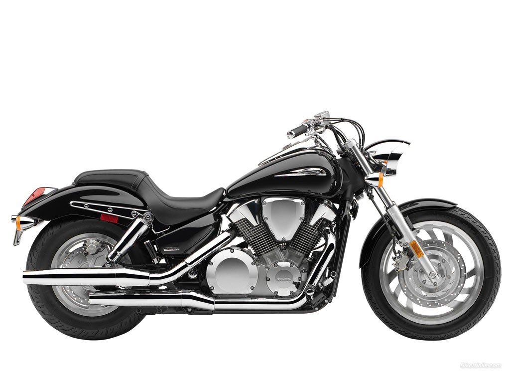 black cruiser motorcycle