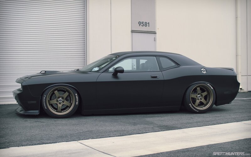 black dodge challenger coupe