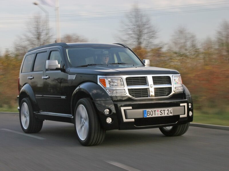 Black Dodge Nitro Suv — Dynamic