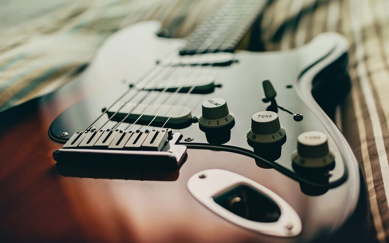 Black Electric Guitar — Calm, Photograph