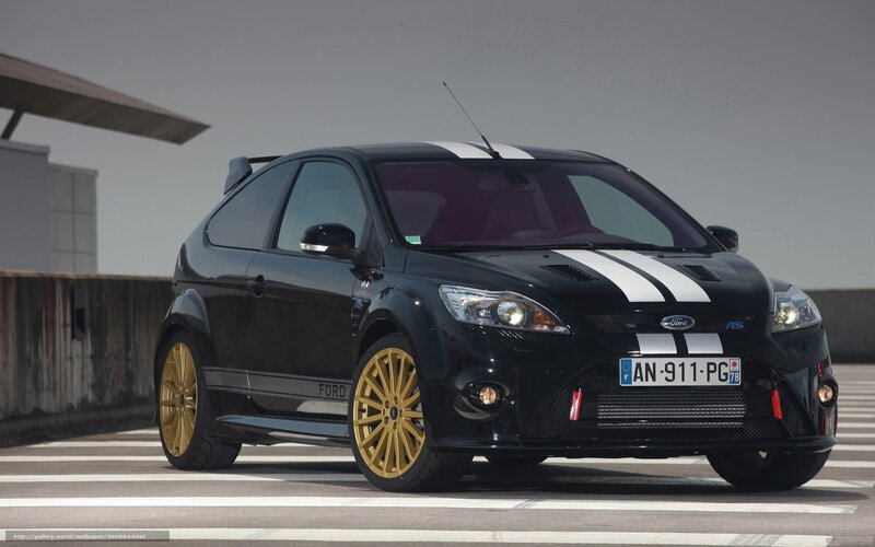 Black Ford Focus Rs — Dramatic