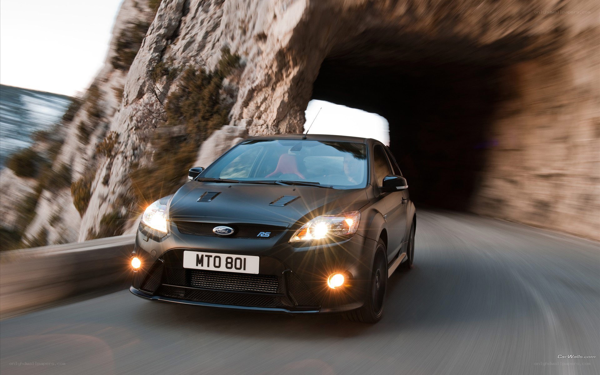black ford focus rs driving through tunnel