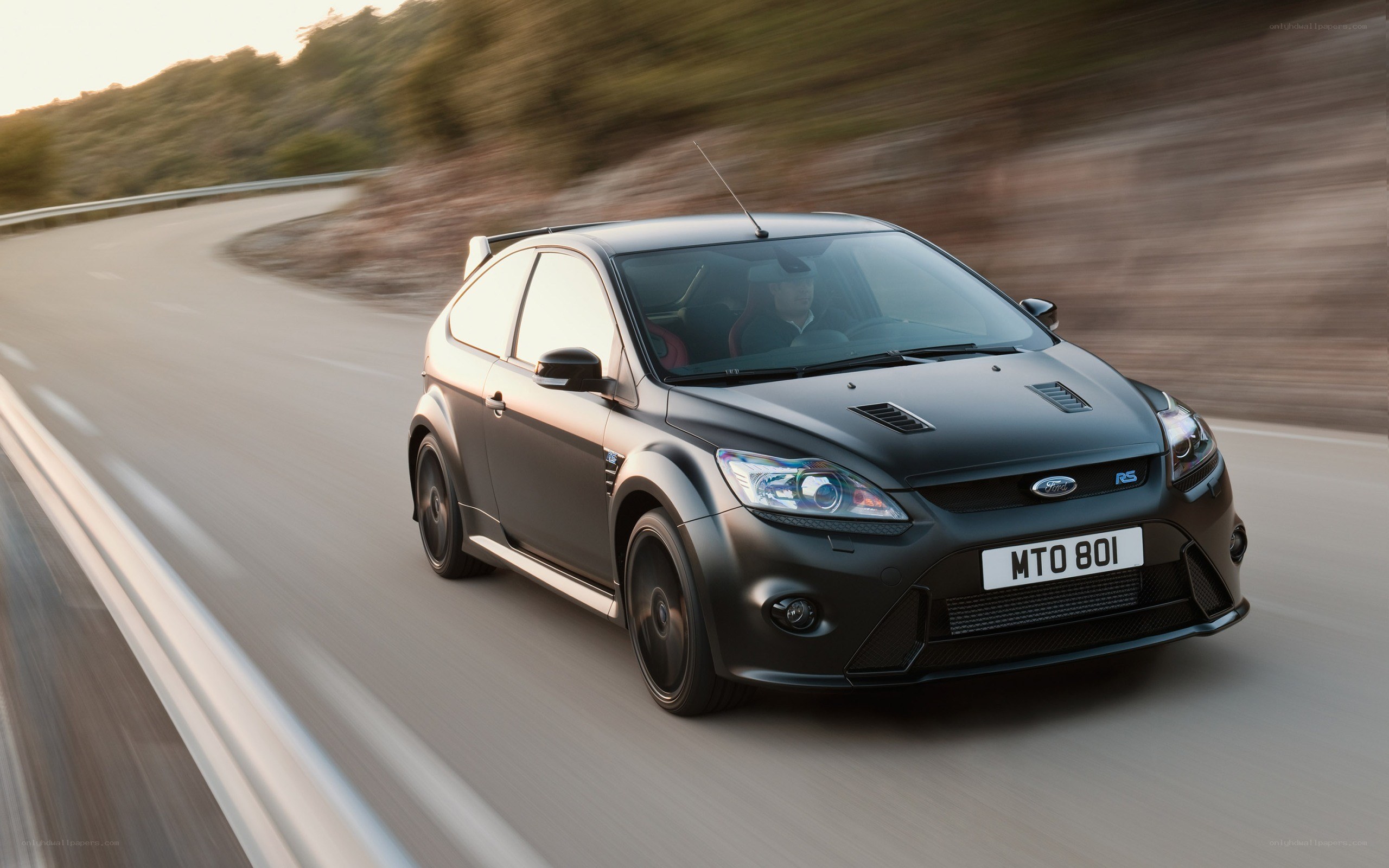 black ford focus rs on road
