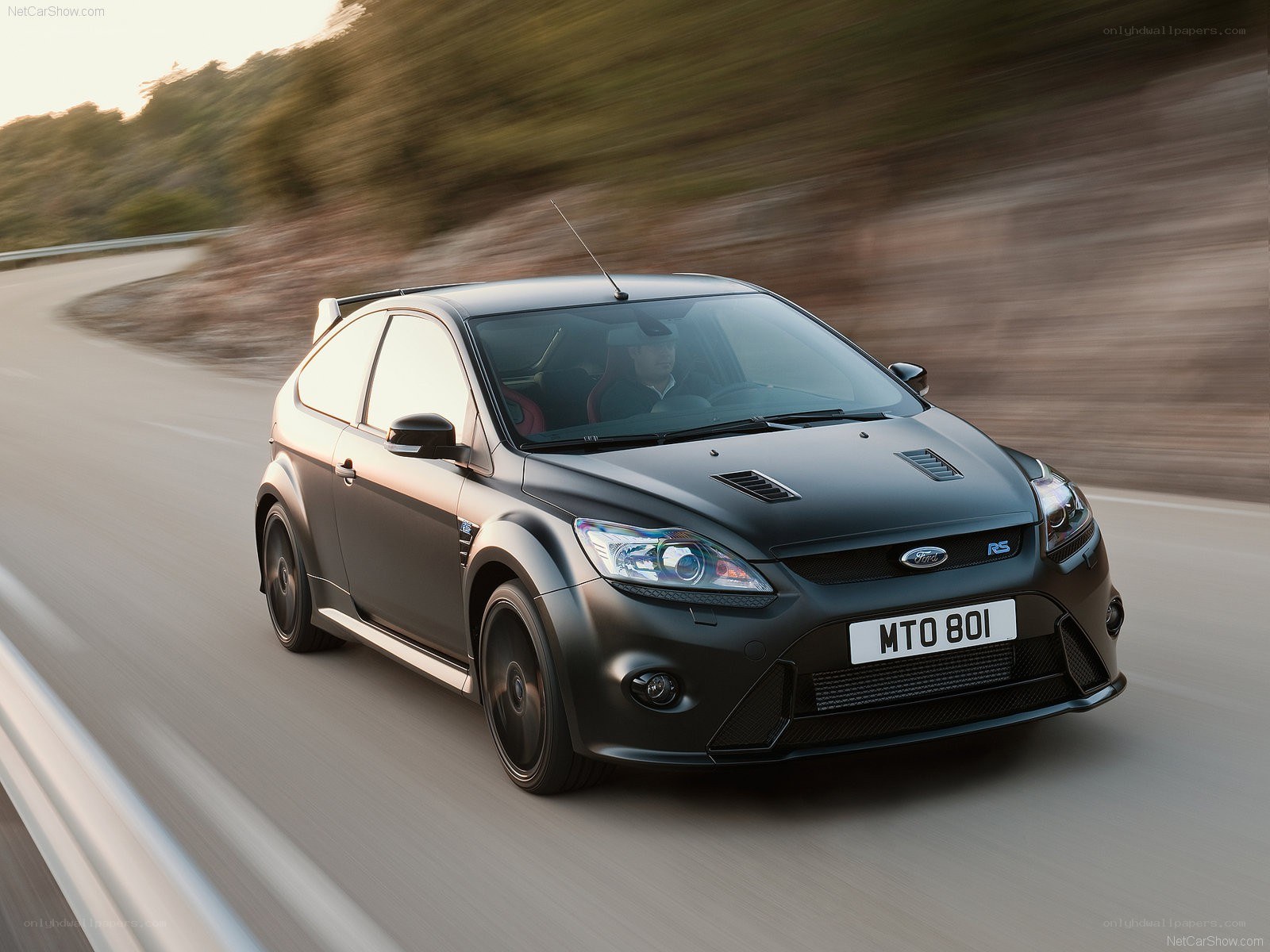 black ford focus rs on road