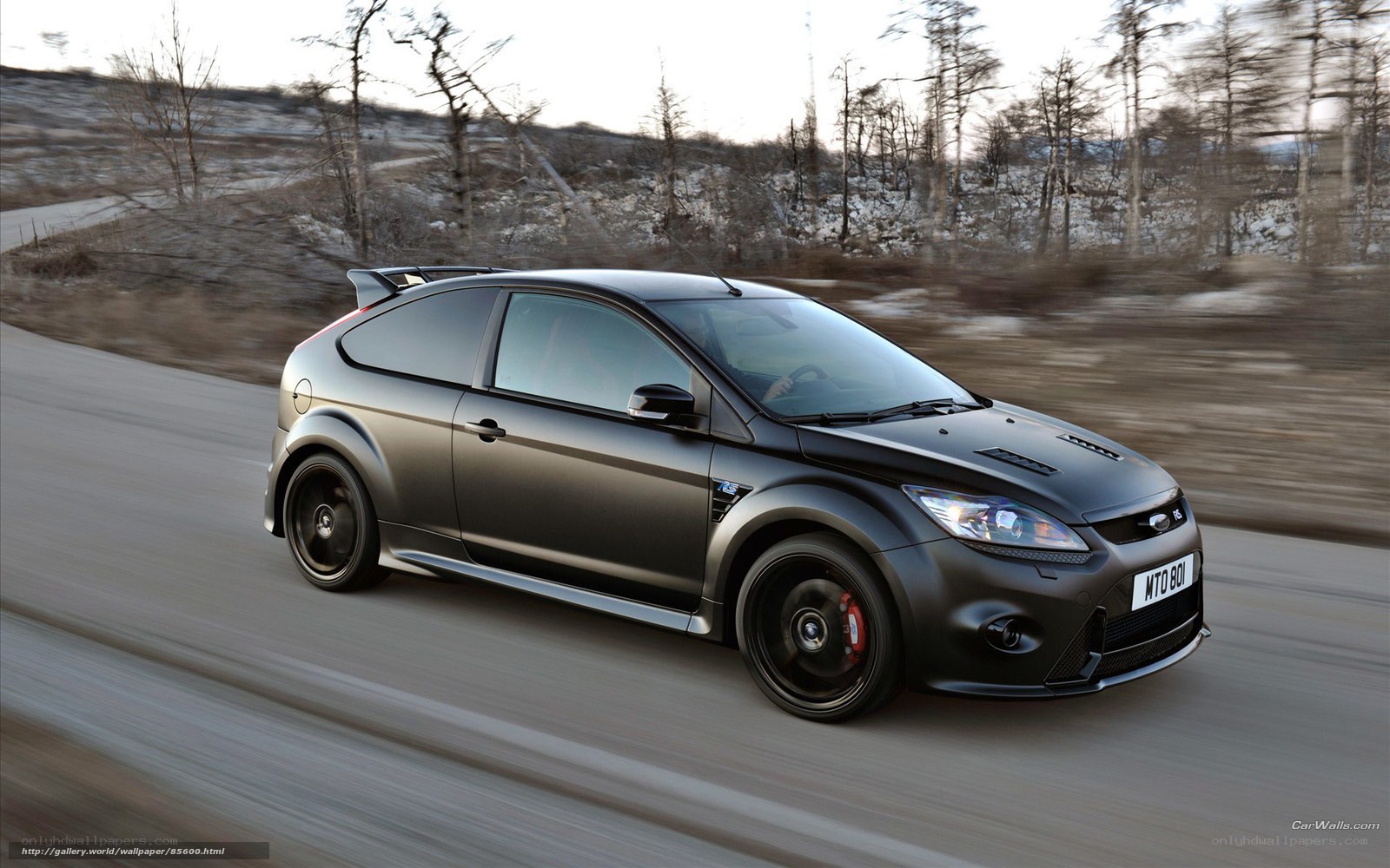 black ford focus rs on road