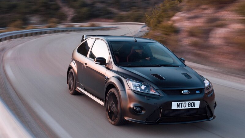 black ford focus rs on winding road