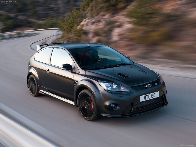 black ford focus rs on winding road