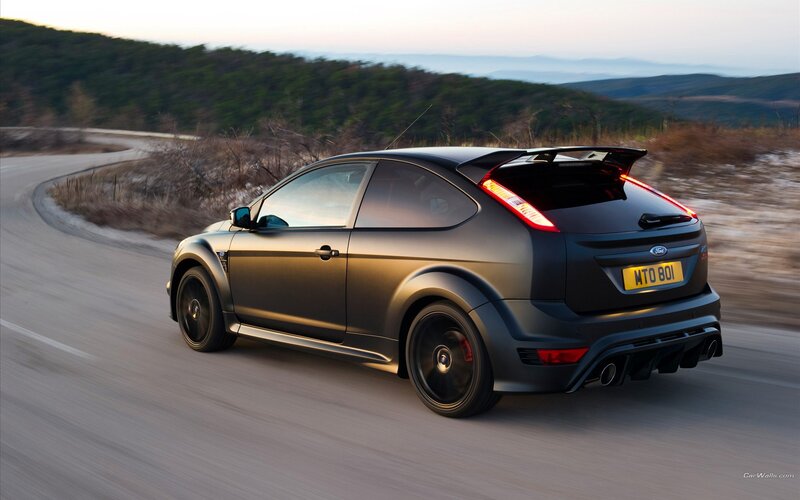 black ford focus rs on winding road