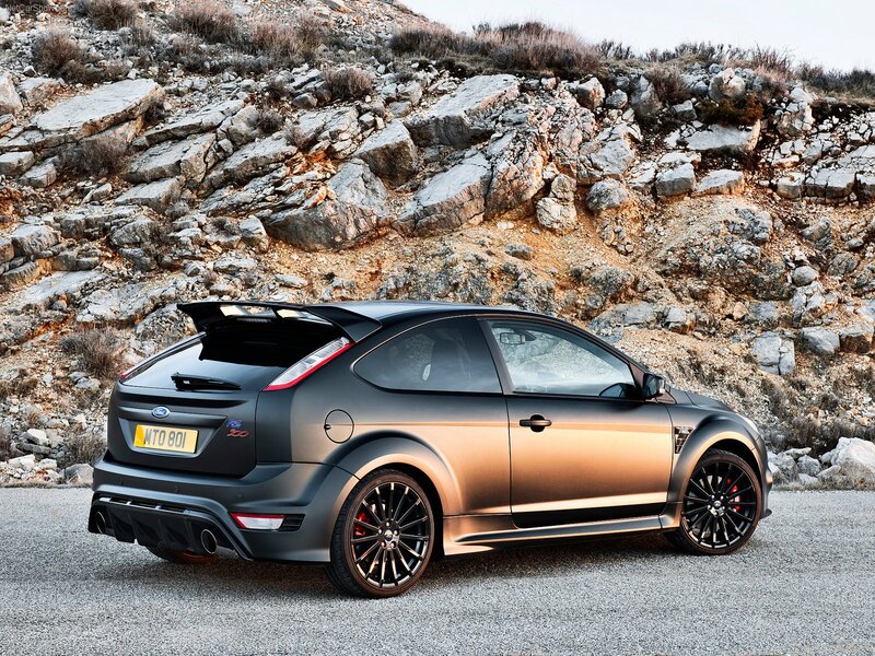 Black Ford Focus RS parked on gravel