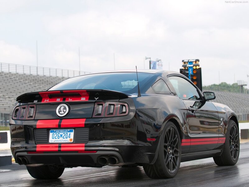 Black Ford Mustang — Dynamic