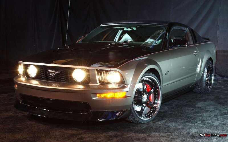 Black Ford Mustang Gt — Dramatic