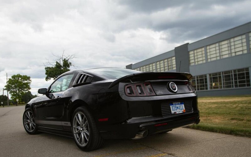 black ford mustang shelby gt500