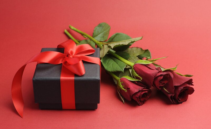 Black Gift Box with Roses — Red