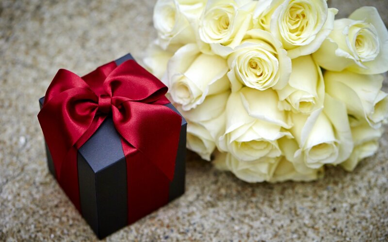 Black Gift Box with Roses — Romantic, Photograph