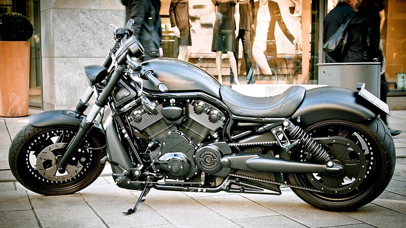 Black Harley-davidson Motorcycle — Urban, Afternoon, Photograph, Mannequins