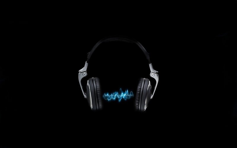 Black Headphones with Sound Wave — Dramatic, Photograph