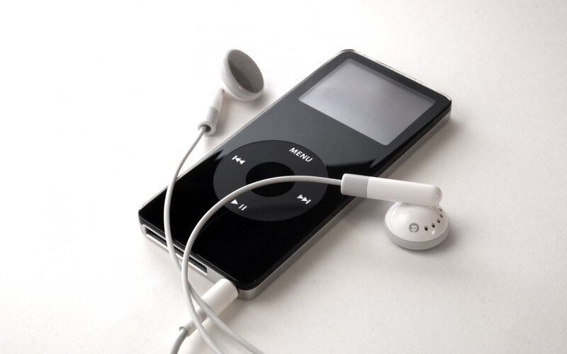 Black iPod with white earbuds