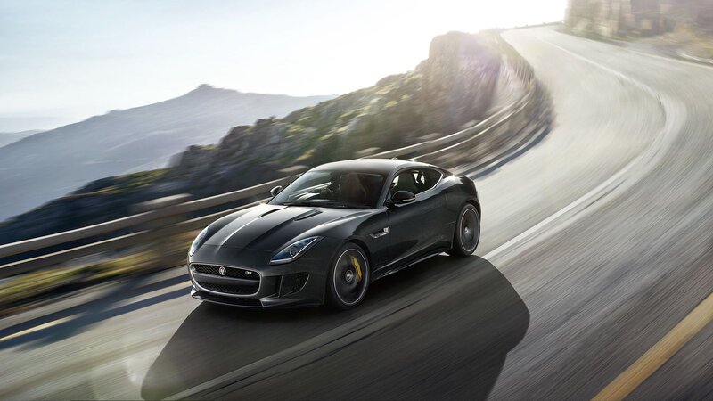 Black Jaguar F-type — Dynamic