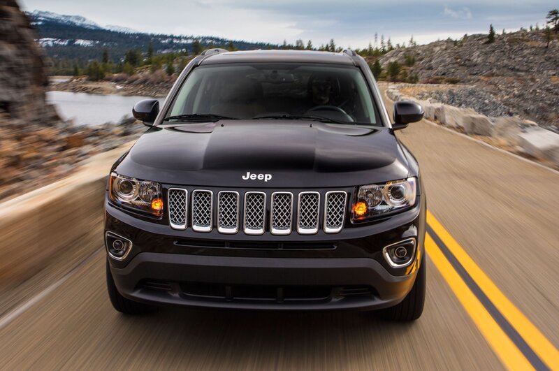 Black Jeep Cherokee — Dynamic, Winter