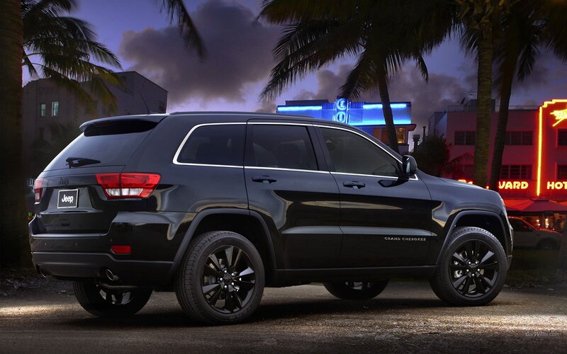 Black Jeep Grand Cherokee at night