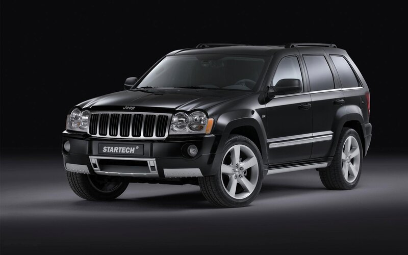Black Jeep Grand Cherokee — Dramatic