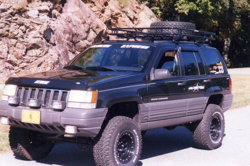 Black Jeep Grand Cherokee — Outdoor