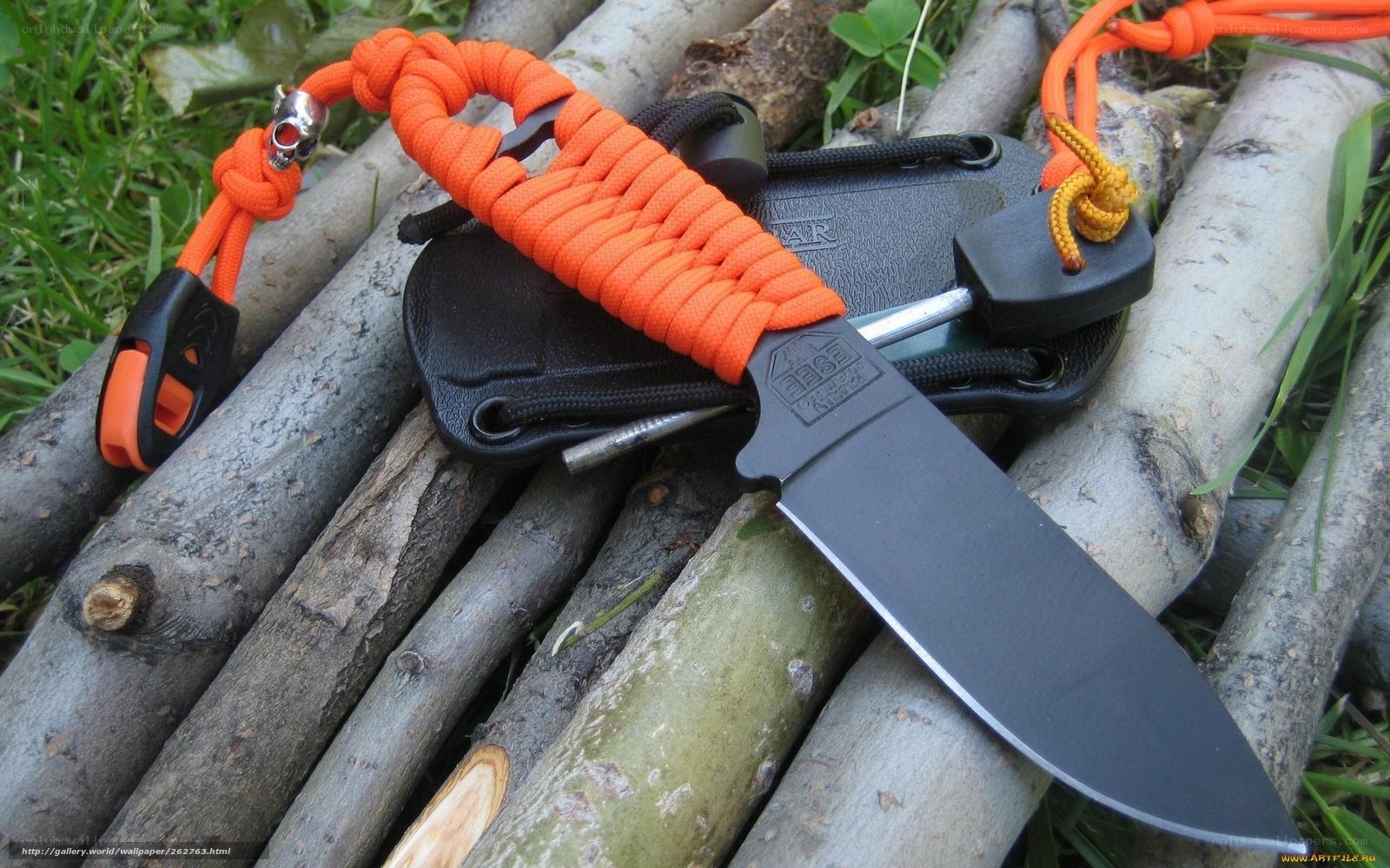 black knife with paracord lanyard