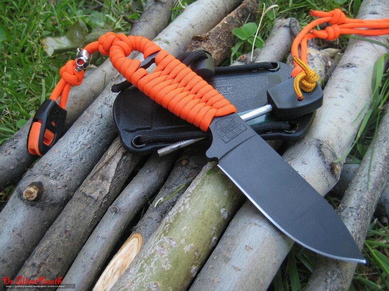 Black Knife with Paracord