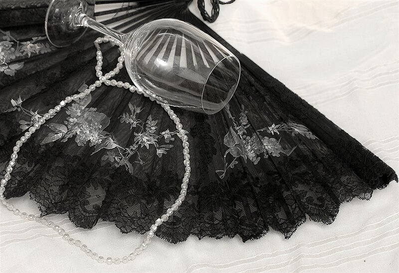 Black lace fan with wine glass