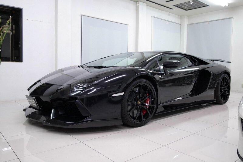 Black Lamborghini Aventador — Neutral