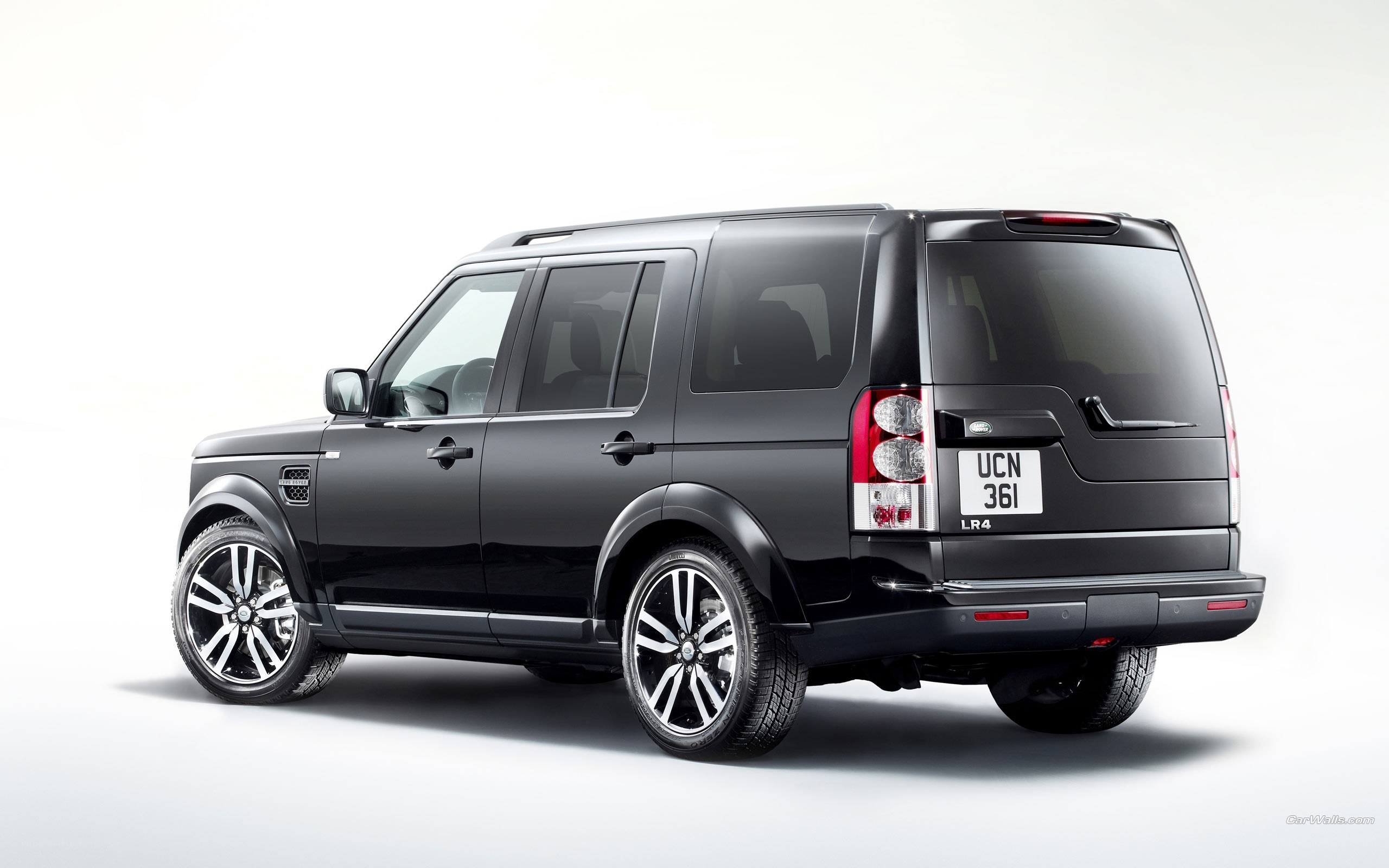 black land rover discovery