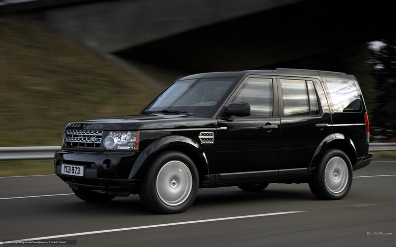 Black Land Rover Discovery — Dynamic